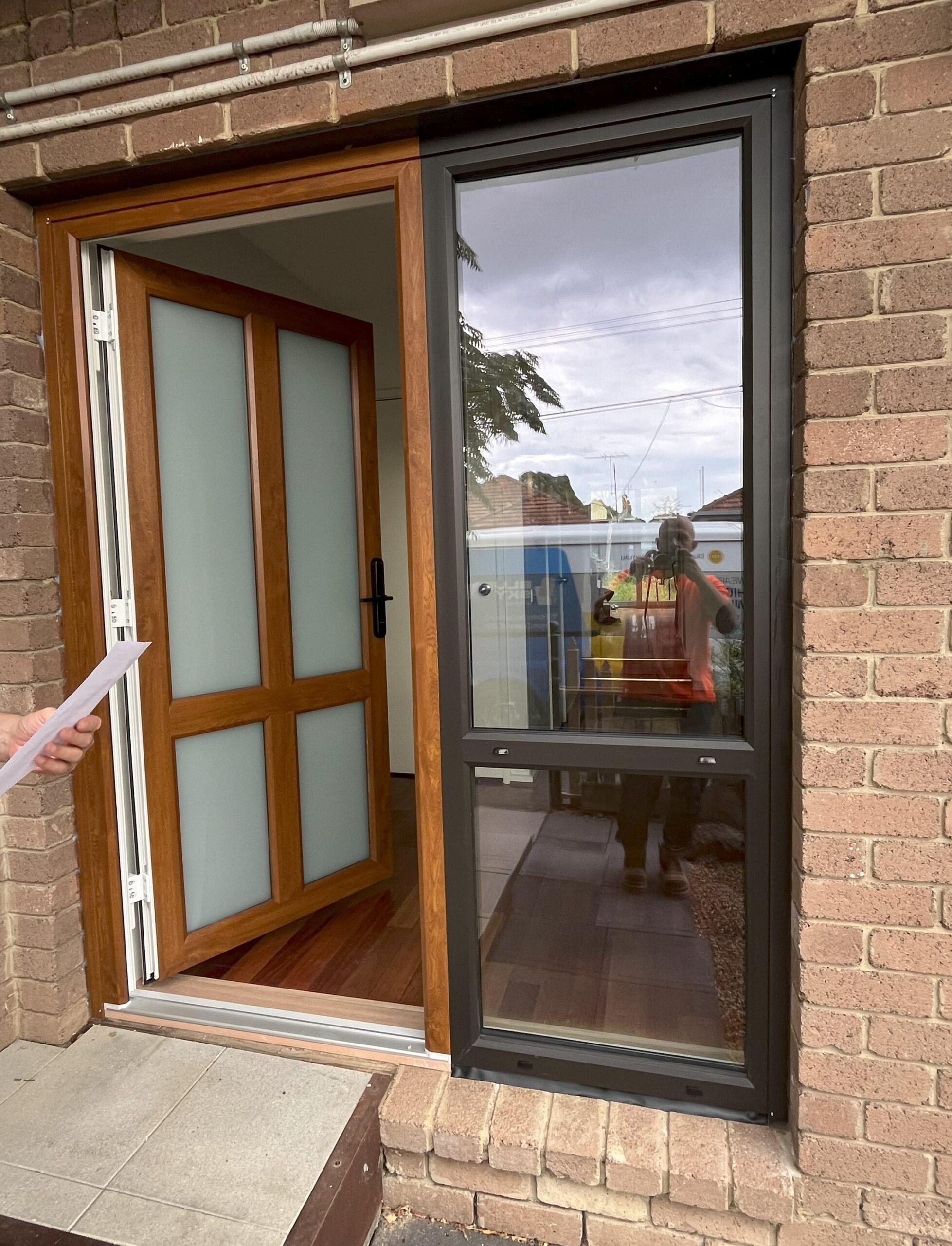 Hinged door_Fixed window_Golden oak_Ceylon Black