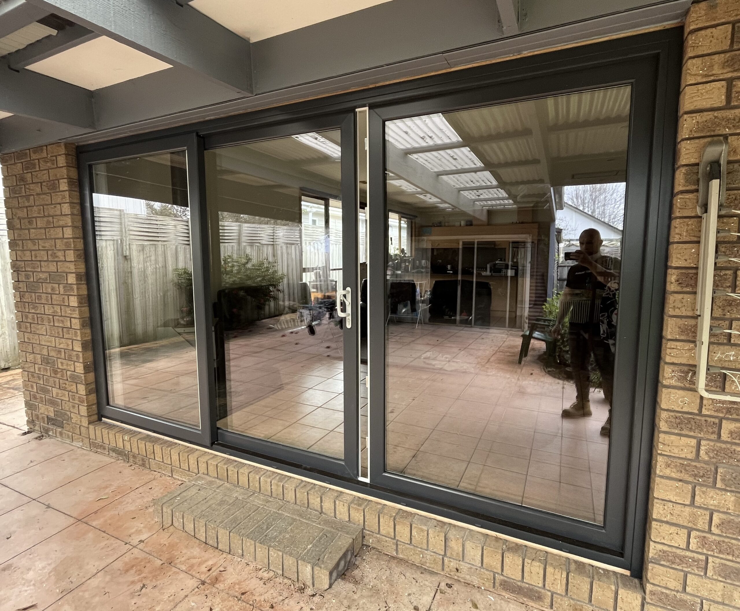 Sliding door_